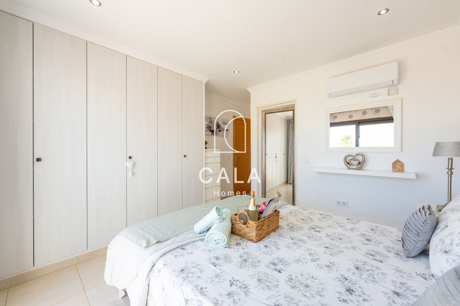 Exclusiva villa con Piscina, Jacuzzi y Vistas al Mar – Amarilla Golf