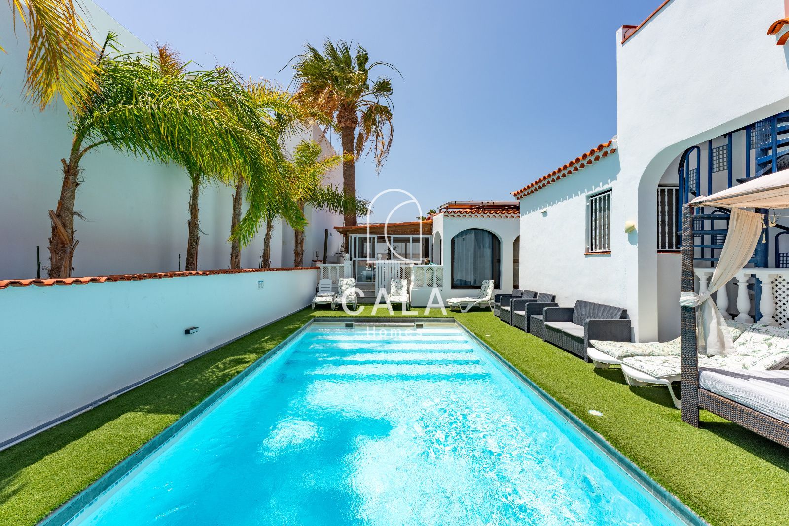 Exclusiva villa con Piscina, Jacuzzi y Vistas al Mar – Amarilla Golf