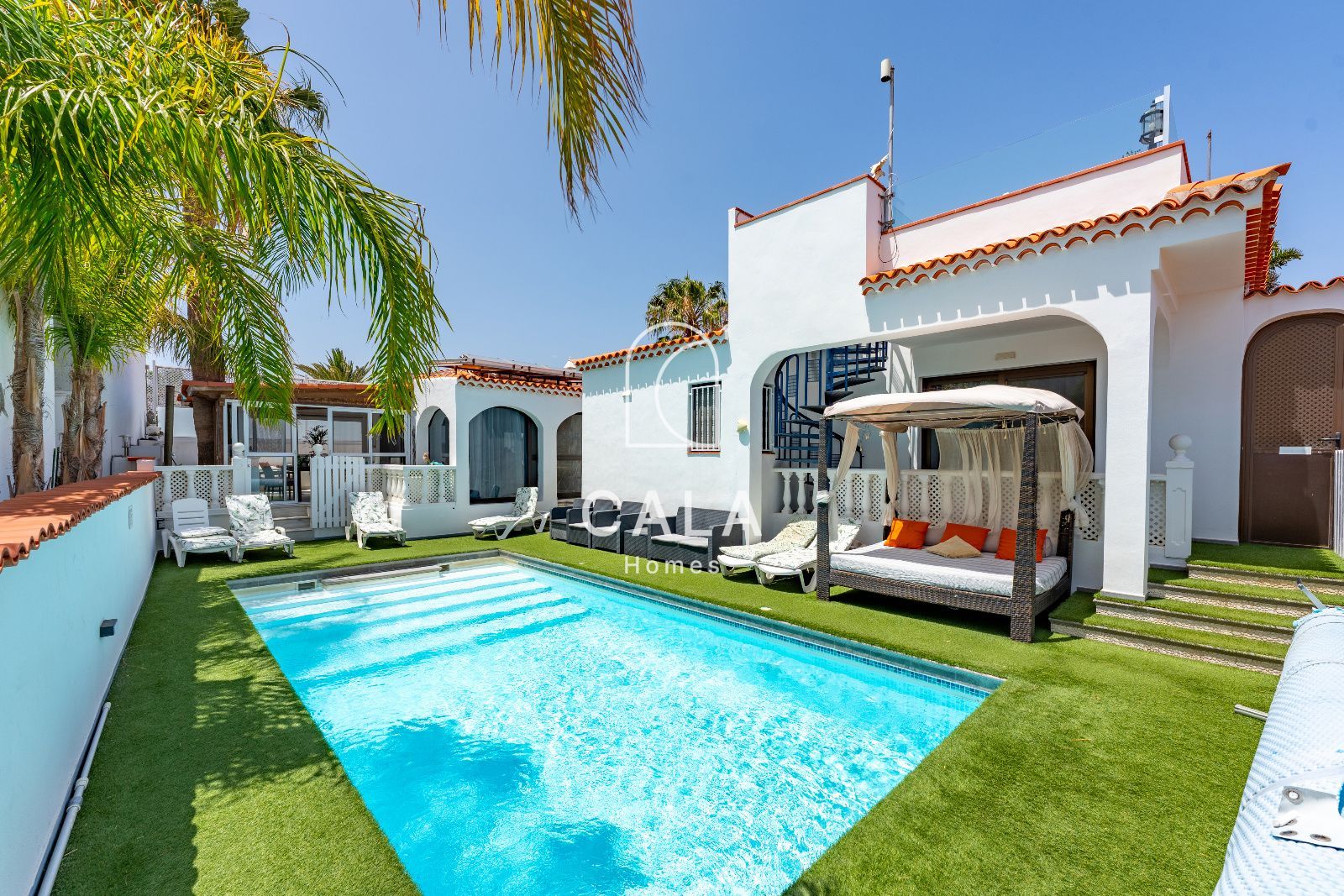 Exclusiva villa con Piscina, Jacuzzi y Vistas al Mar – Amarilla Golf