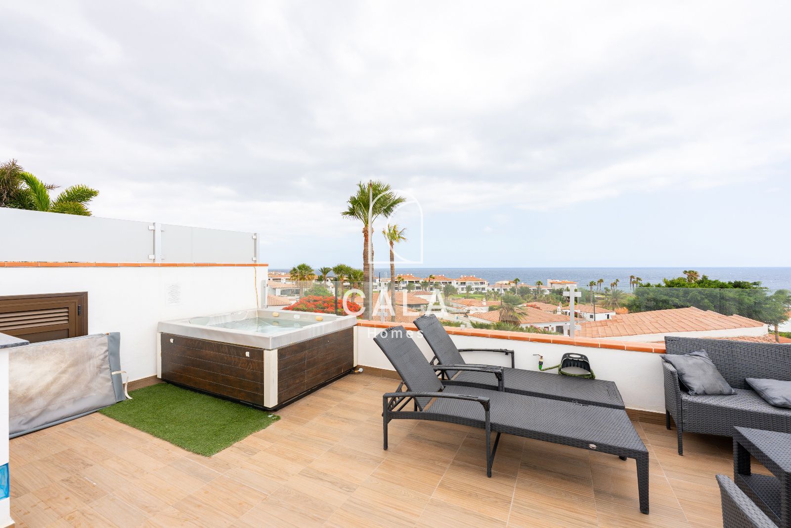 Exclusiva villa con Piscina, Jacuzzi y Vistas al Mar – Amarilla Golf