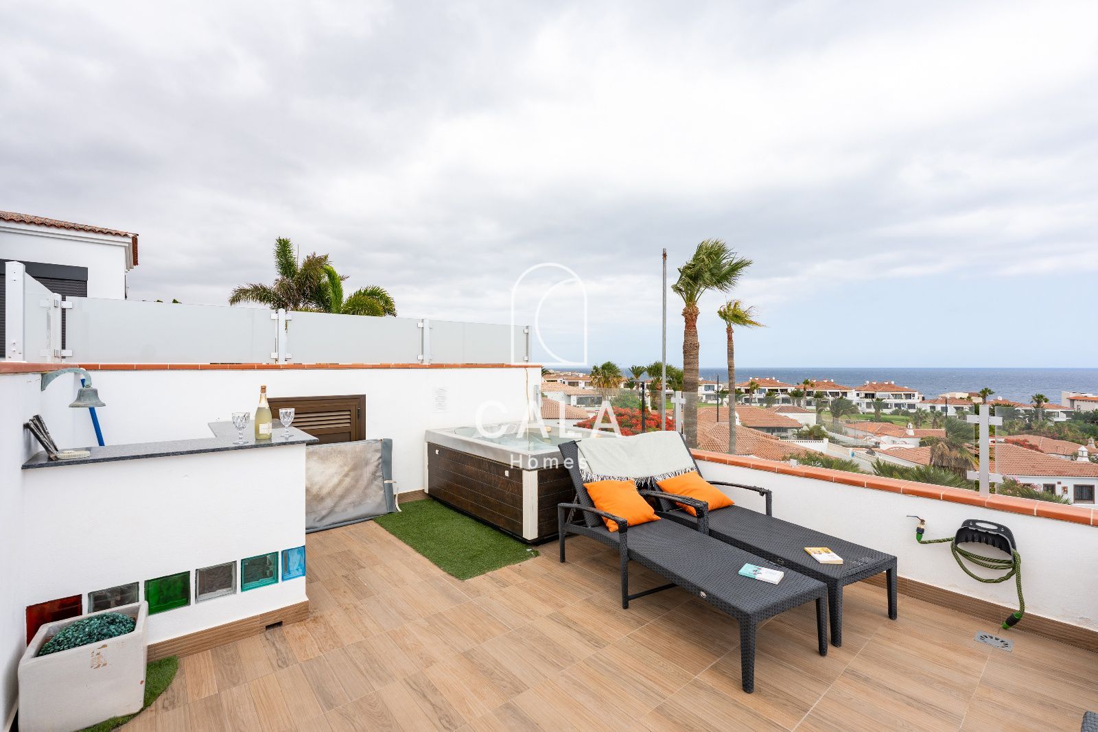 Exclusiva villa con Piscina, Jacuzzi y Vistas al Mar – Amarilla Golf