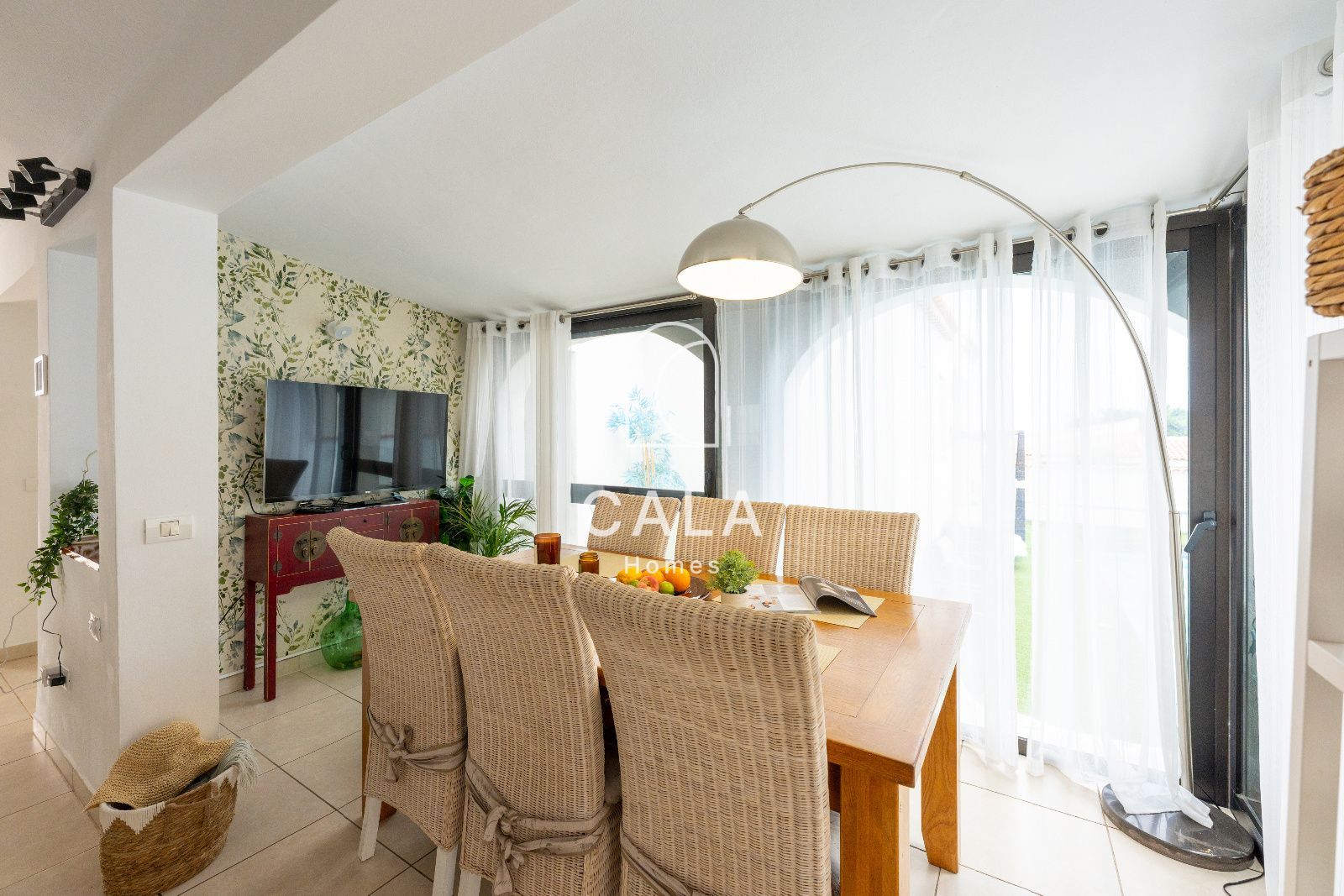 Exclusiva villa con Piscina, Jacuzzi y Vistas al Mar – Amarilla Golf
