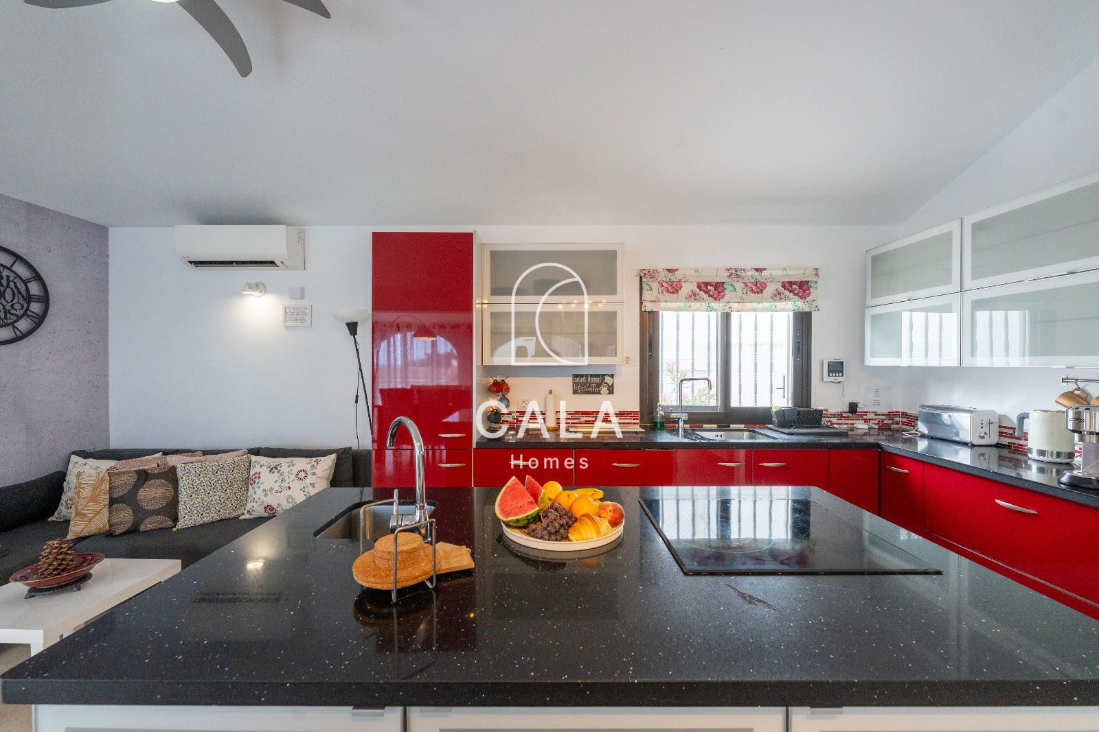 Exclusiva villa con Piscina, Jacuzzi y Vistas al Mar – Amarilla Golf