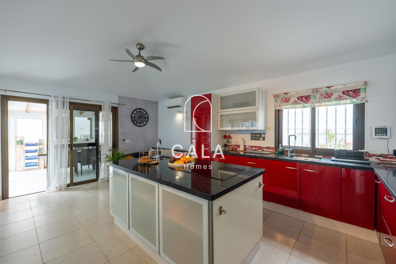 Exclusiva villa con Piscina, Jacuzzi y Vistas al Mar – Amarilla Golf