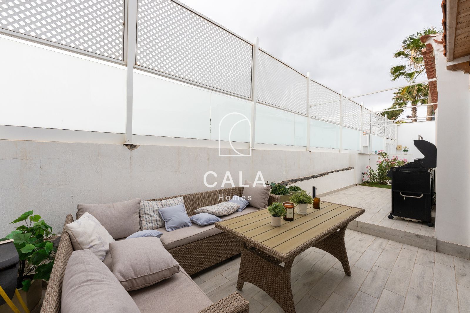 Exclusiva villa con Piscina, Jacuzzi y Vistas al Mar – Amarilla Golf