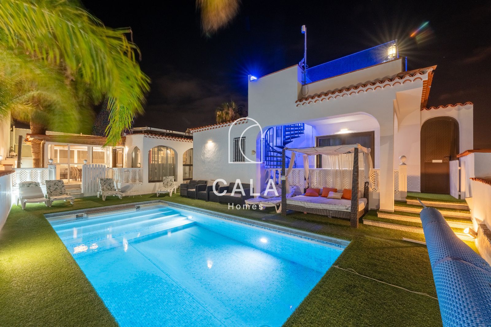 Exclusiva villa con Piscina, Jacuzzi y Vistas al Mar – Amarilla Golf