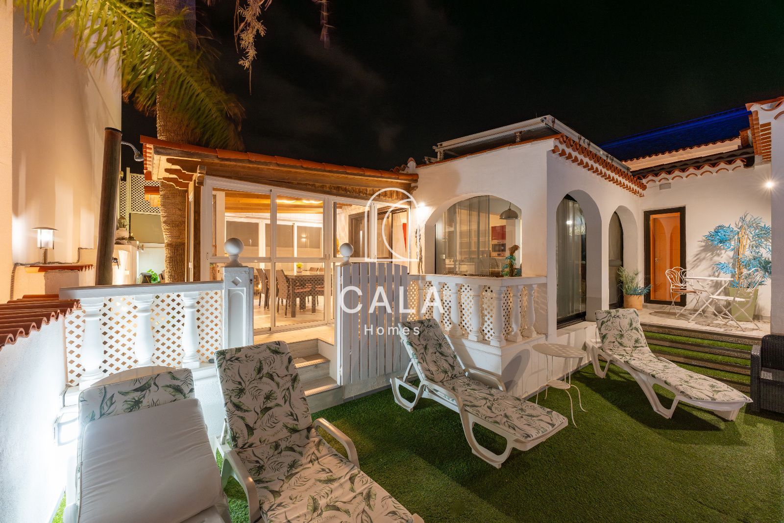 Exclusiva villa con Piscina, Jacuzzi y Vistas al Mar – Amarilla Golf