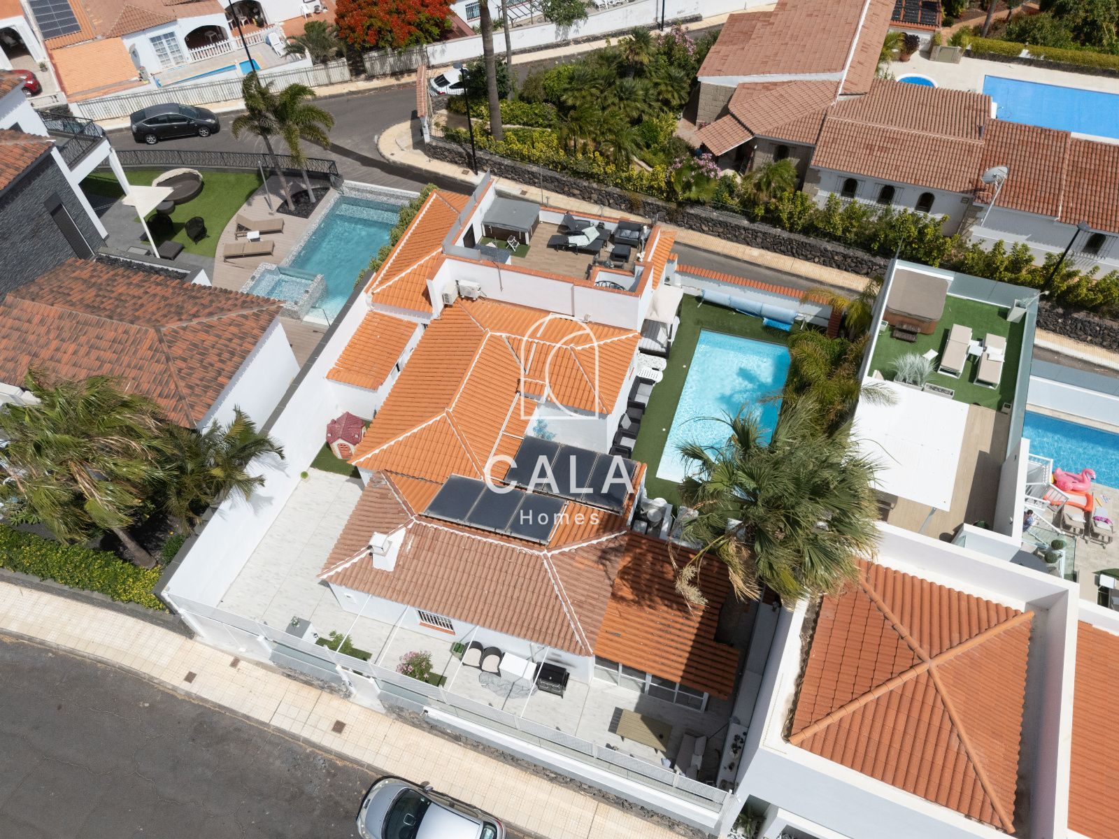 Exclusiva villa con Piscina, Jacuzzi y Vistas al Mar – Amarilla Golf
