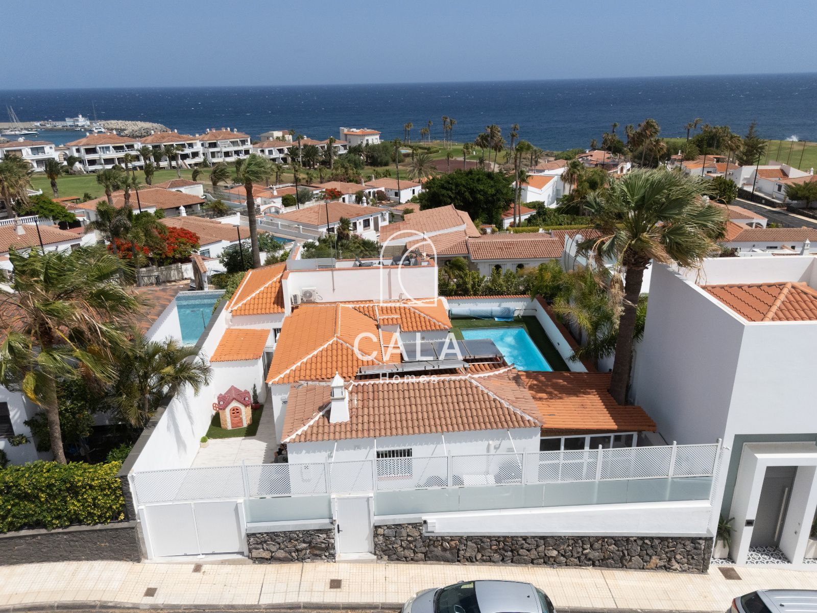 Exclusiva villa con Piscina, Jacuzzi y Vistas al Mar – Amarilla Golf