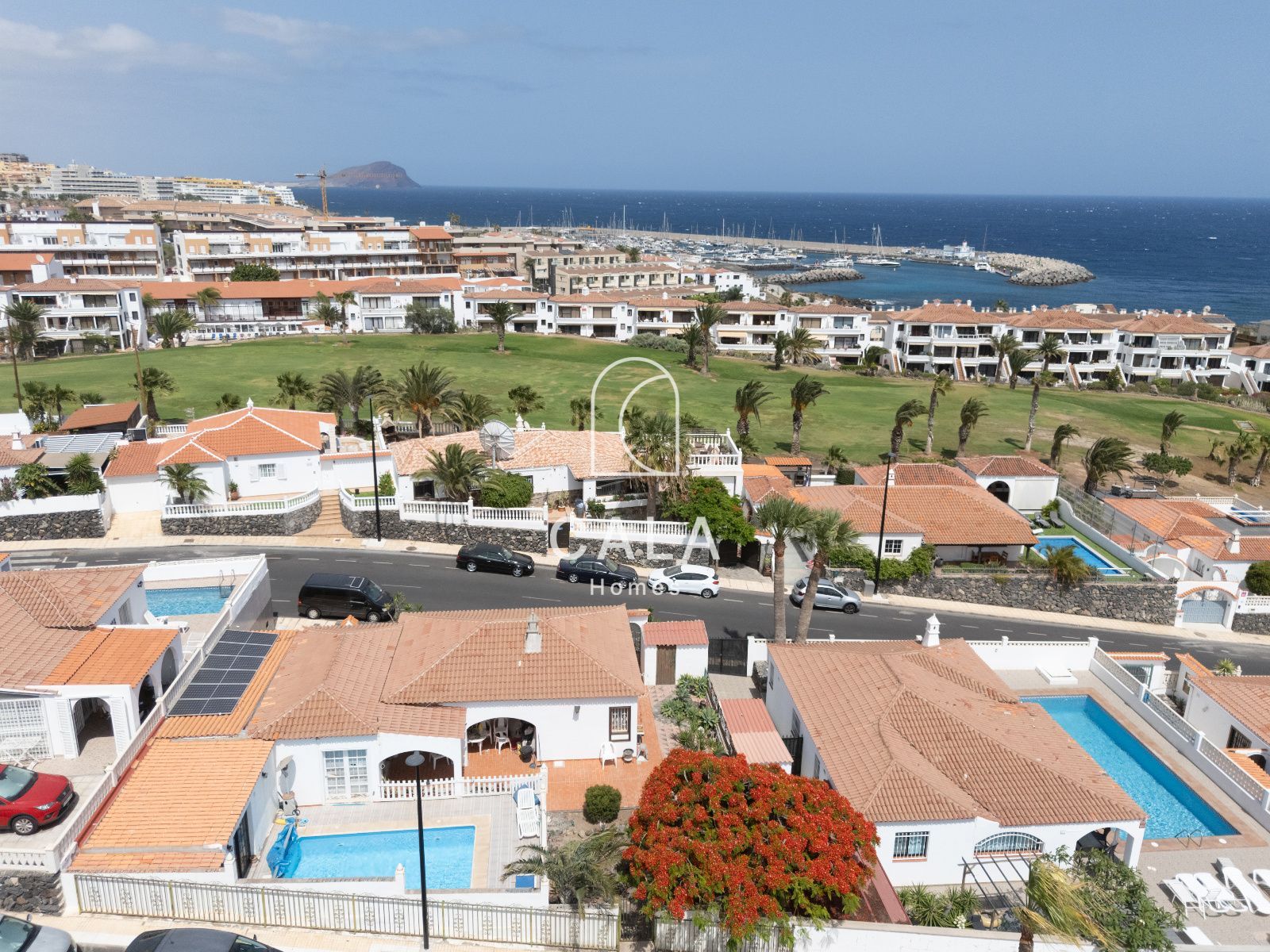 Exclusiva villa con Piscina, Jacuzzi y Vistas al Mar – Amarilla Golf