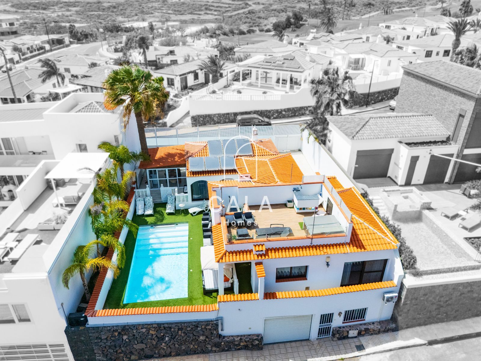 Exclusiva villa con Piscina, Jacuzzi y Vistas al Mar – Amarilla Golf