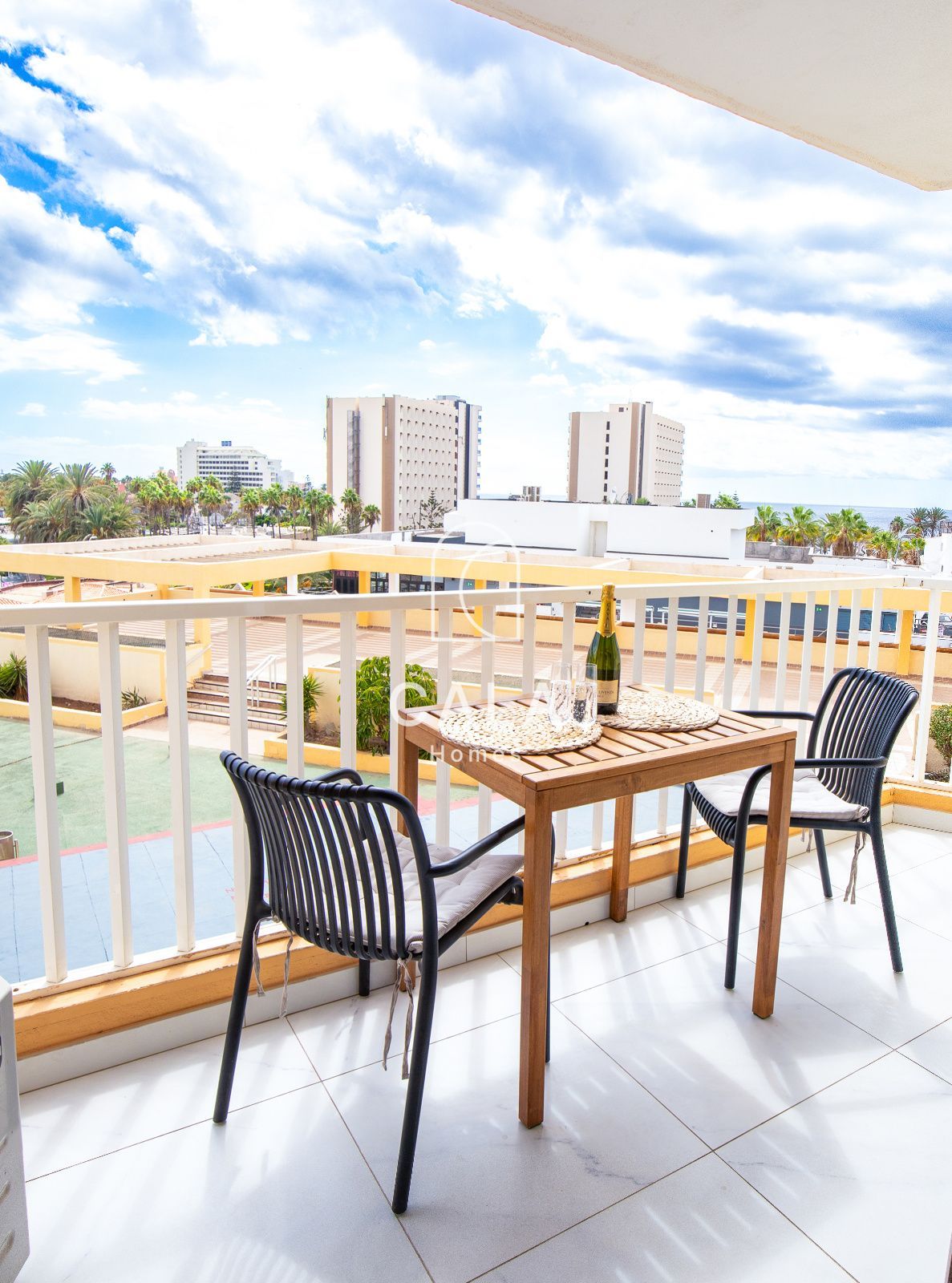 Apartamento Único en el Corazón de Las Américas con Vista al Mar