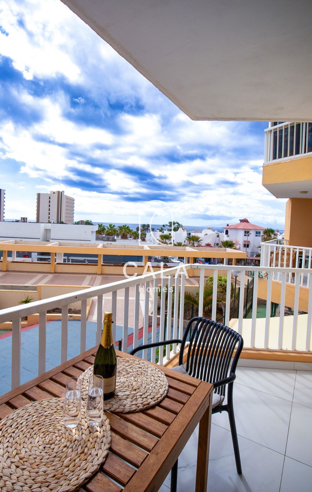 Apartamento Único en el Corazón de Las Américas con Vista al Mar