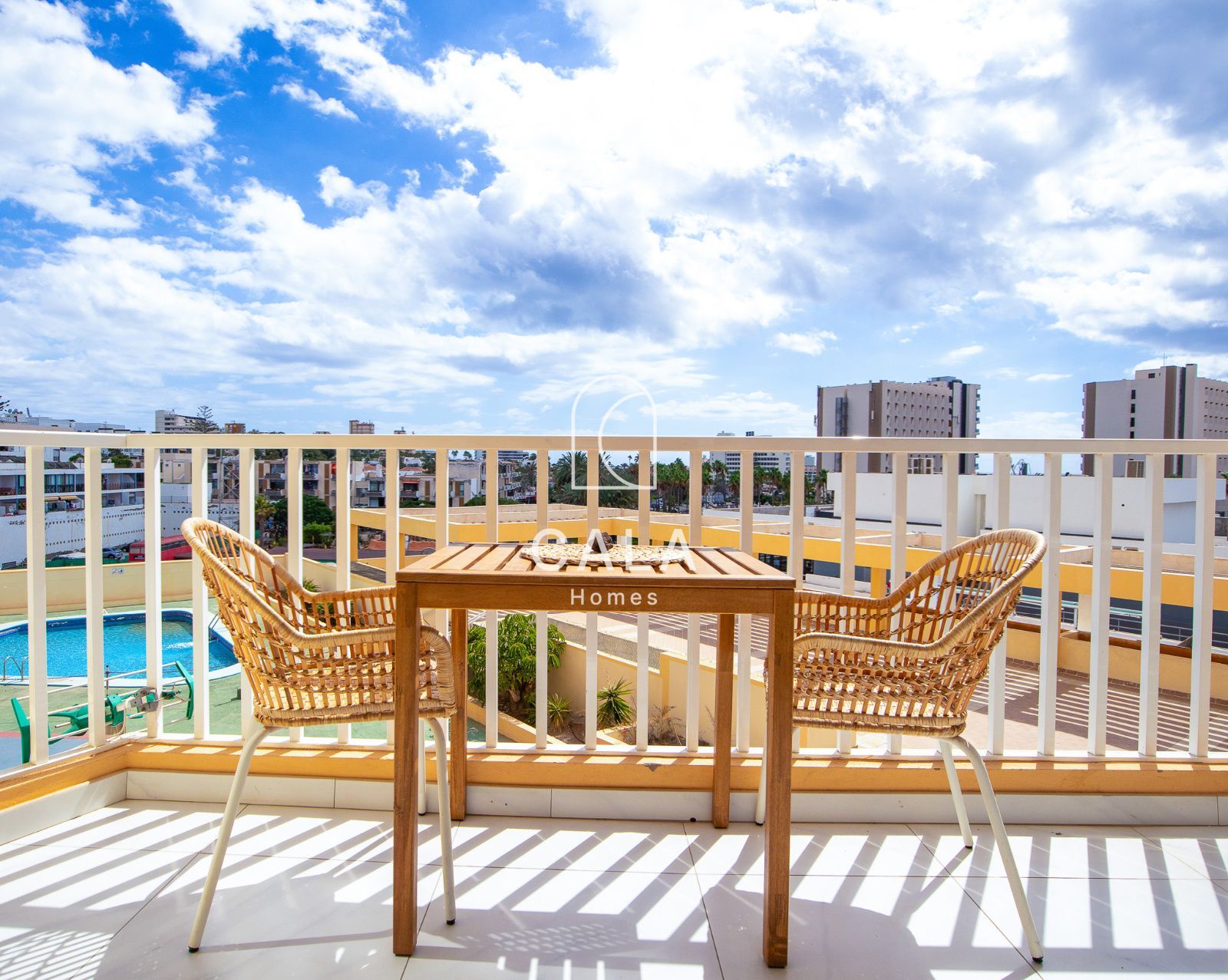Apartamento Único en el Corazón de Las Américas con Vista al Mar