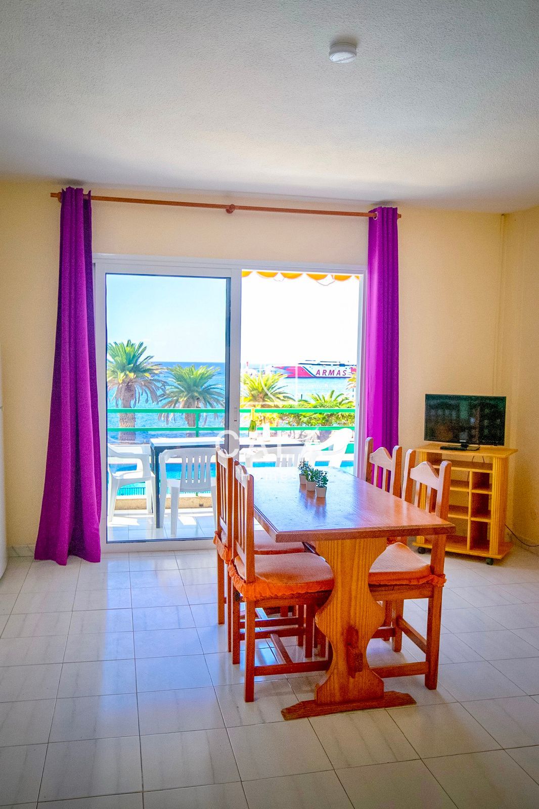 Apartamento en primera línea en el centro de Los Cristianos con impresionantes vistas al mar
