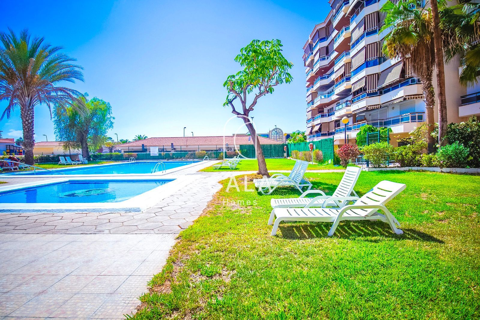 Apartamento de tres dormitorios en primera línea de mar con vistas al océano y a la ciudad, en pleno centro de Los Cristianos.