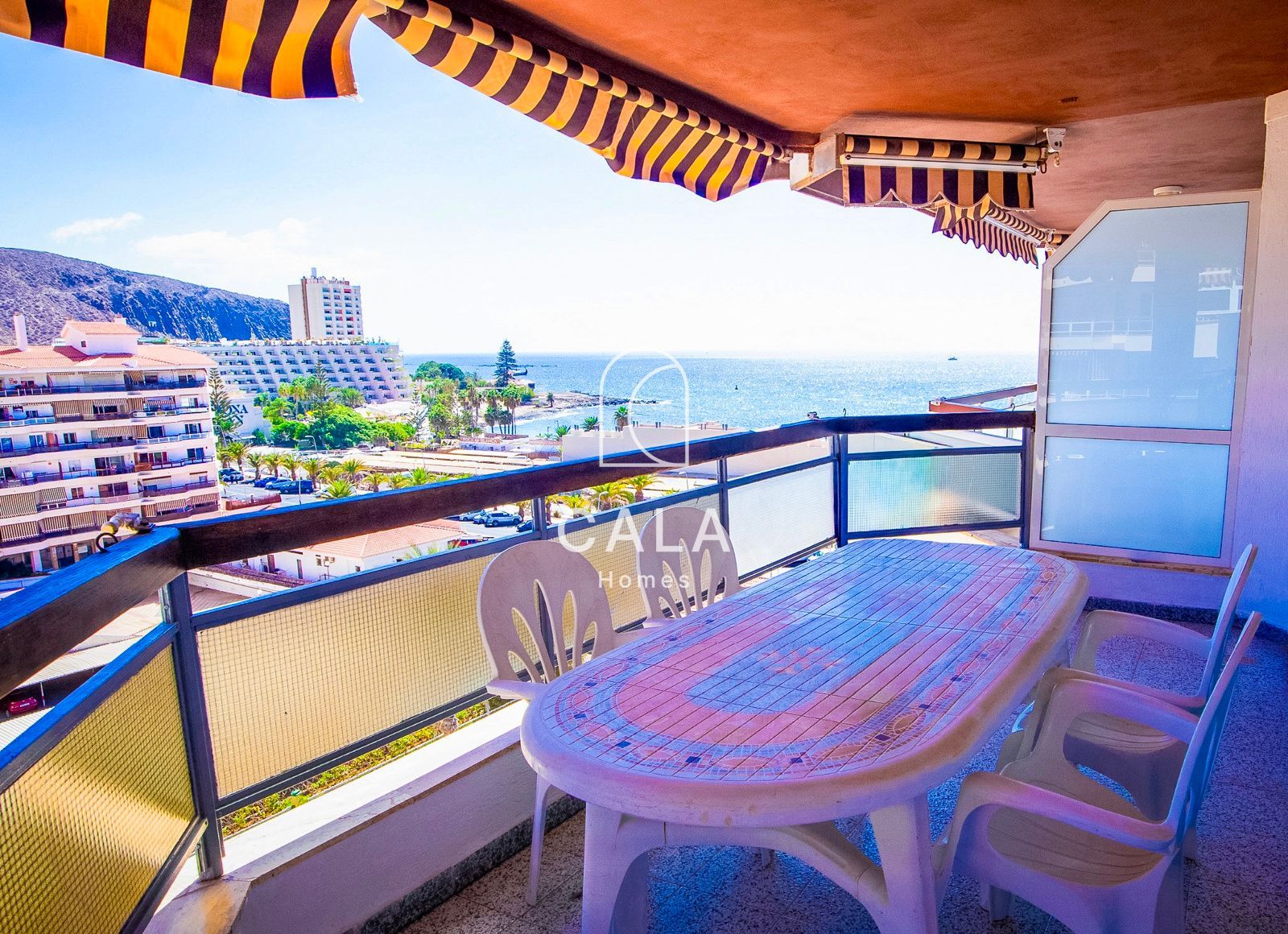 Apartamento de tres dormitorios en primera línea de mar con vistas al océano y a la ciudad, en pleno centro de Los Cristianos.