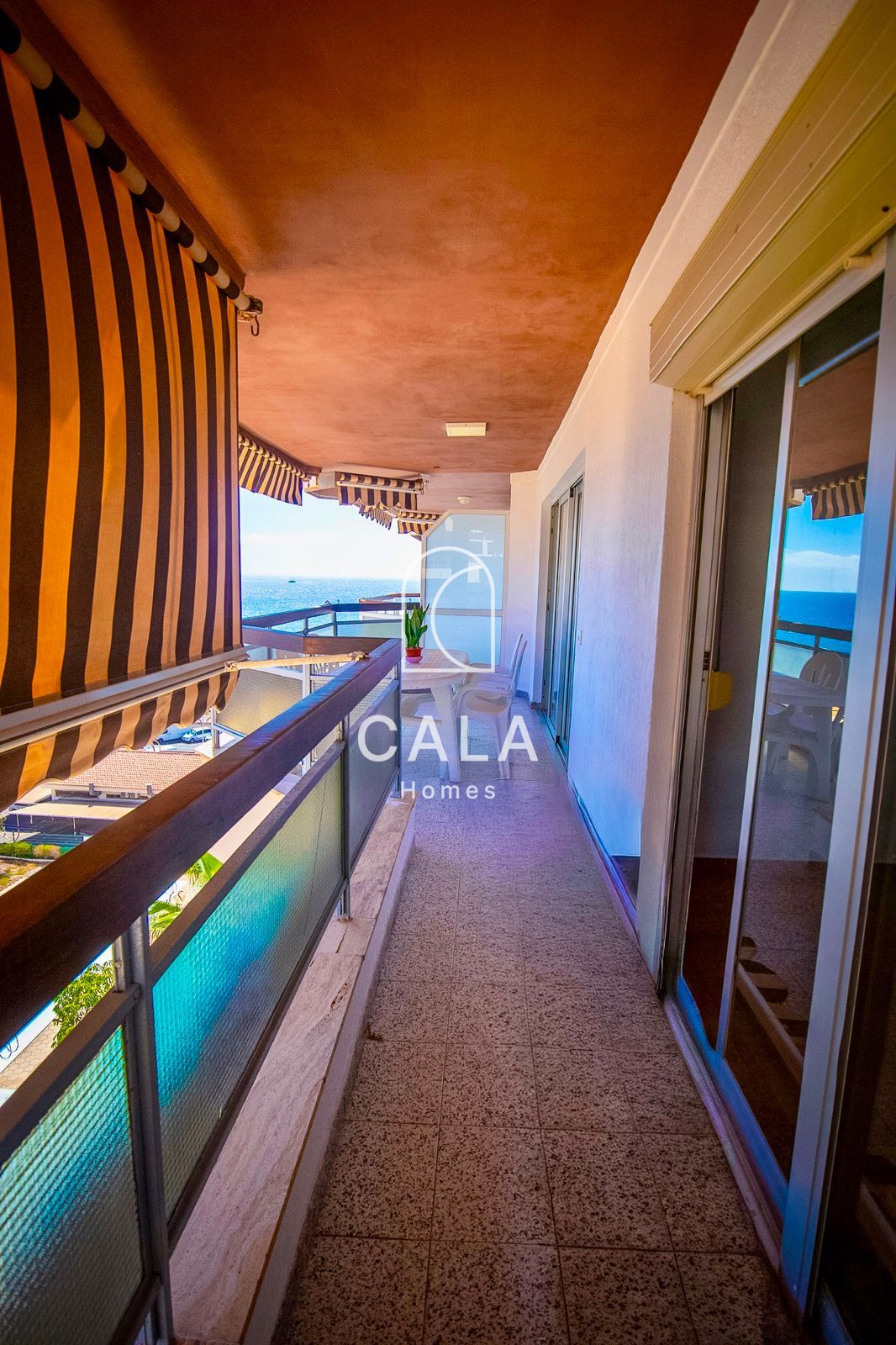 Apartamento de tres dormitorios en primera línea de mar con vistas al océano y a la ciudad, en pleno centro de Los Cristianos.