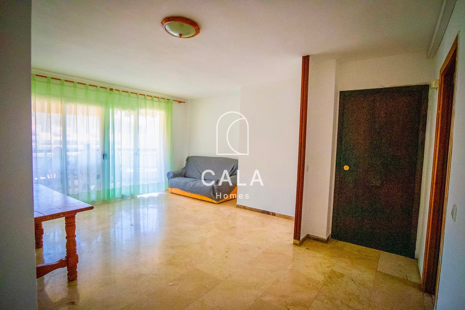 Apartamento de tres dormitorios en primera línea de mar con vistas al océano y a la ciudad, en pleno centro de Los Cristianos.
