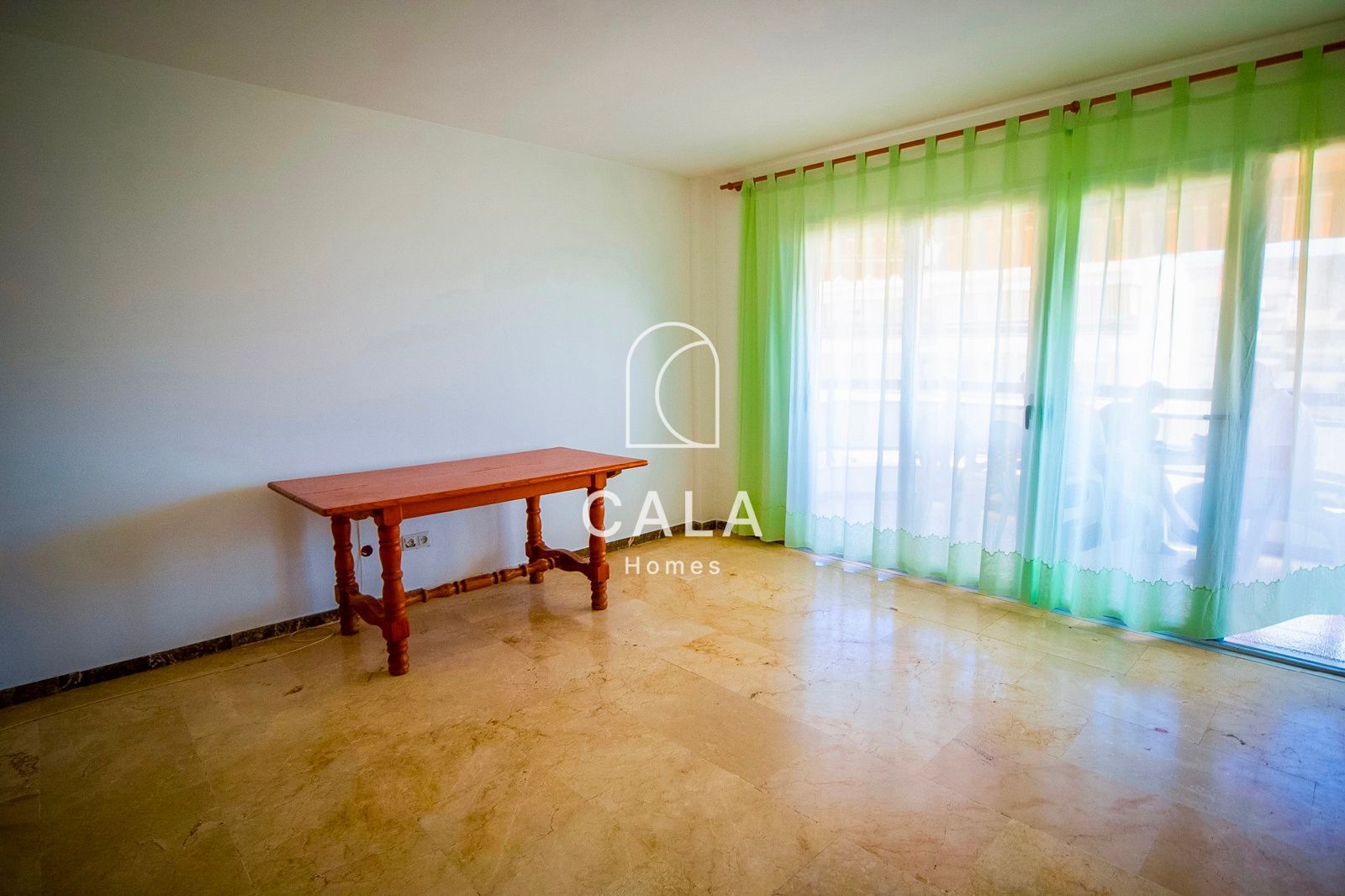 Apartamento de tres dormitorios en primera línea de mar con vistas al océano y a la ciudad, en pleno centro de Los Cristianos.