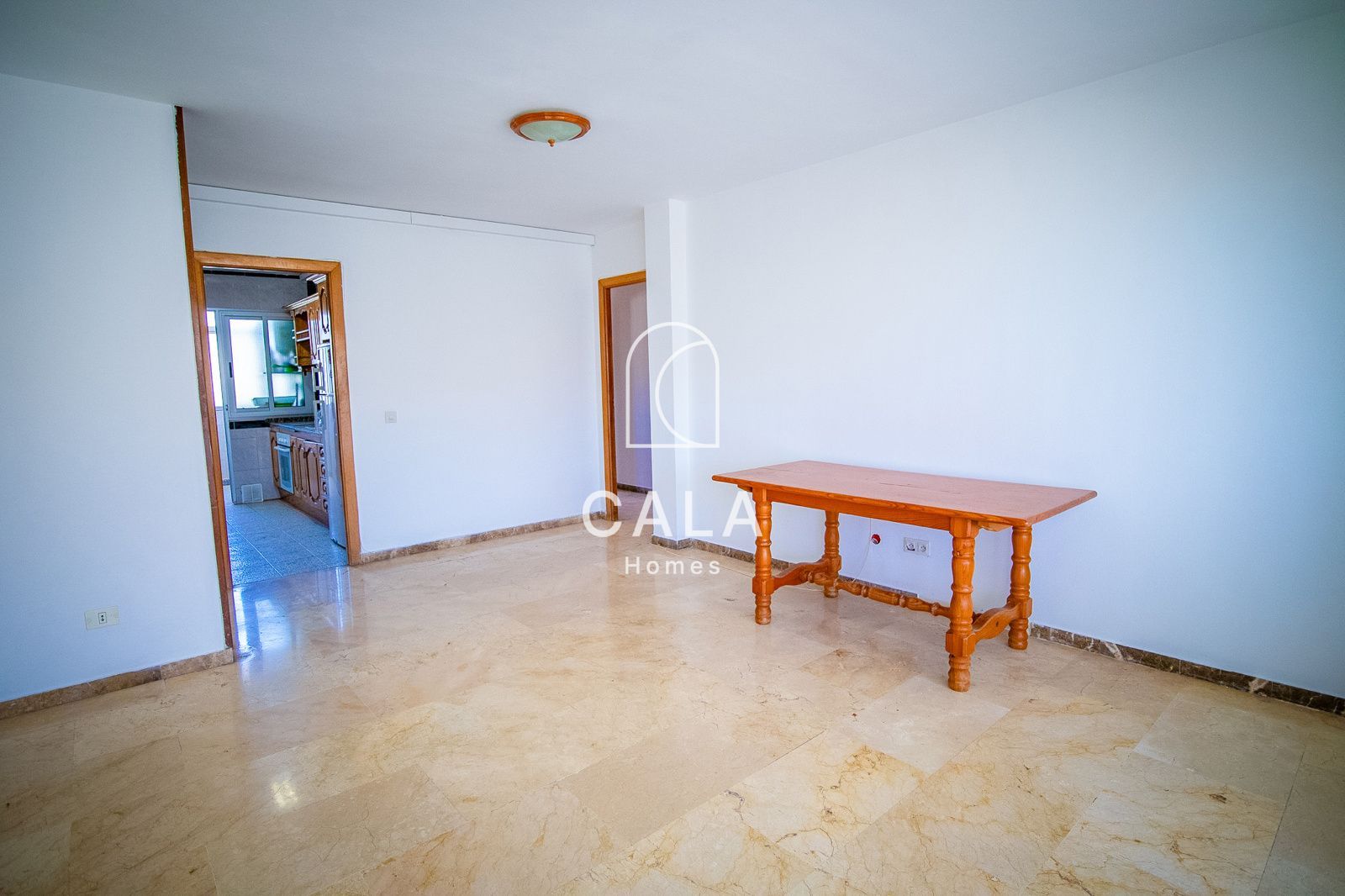 Apartamento de tres dormitorios en primera línea de mar con vistas al océano y a la ciudad, en pleno centro de Los Cristianos.