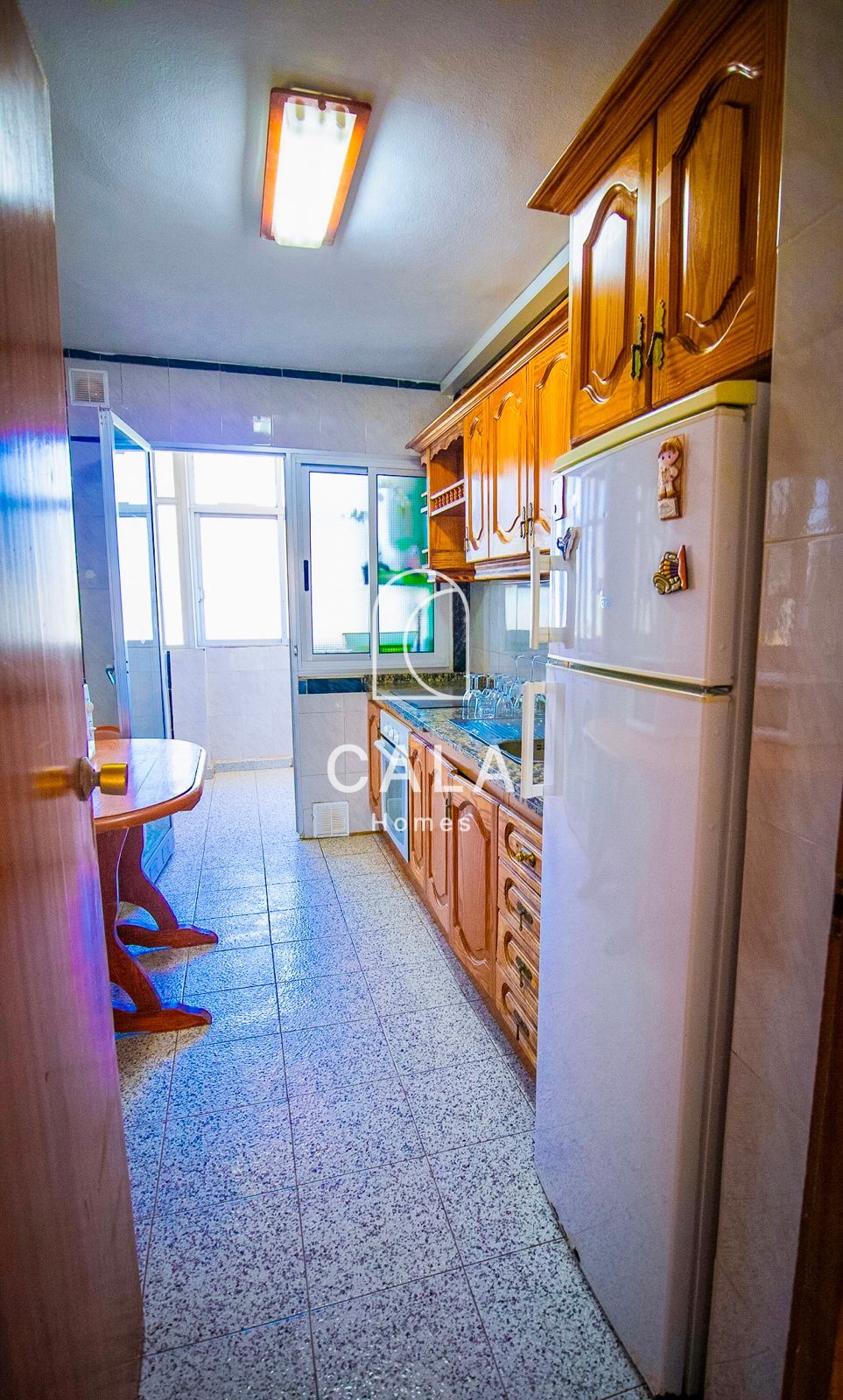 Apartamento de tres dormitorios en primera línea de mar con vistas al océano y a la ciudad, en pleno centro de Los Cristianos.