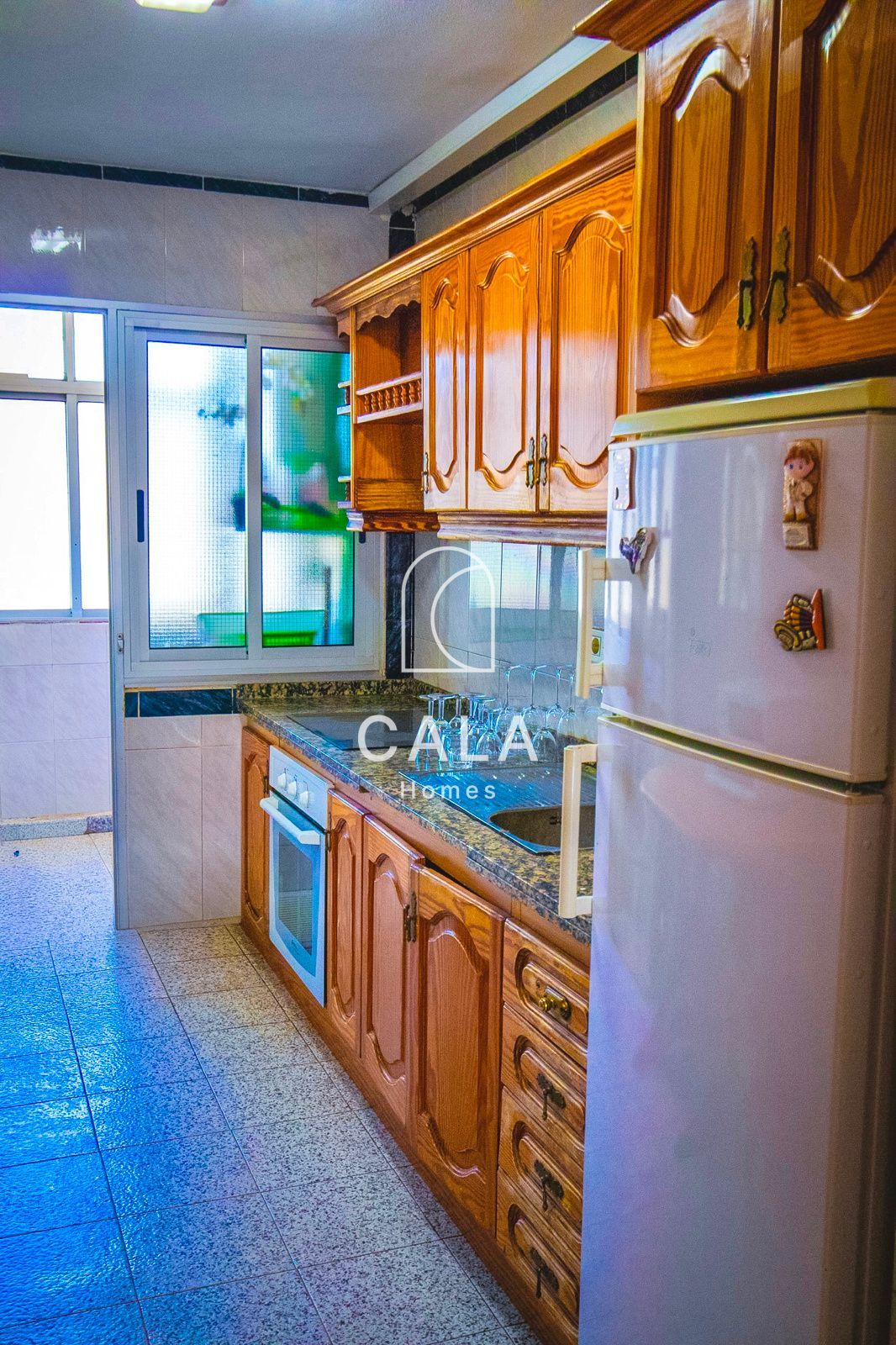 Apartamento de tres dormitorios en primera línea de mar con vistas al océano y a la ciudad, en pleno centro de Los Cristianos.