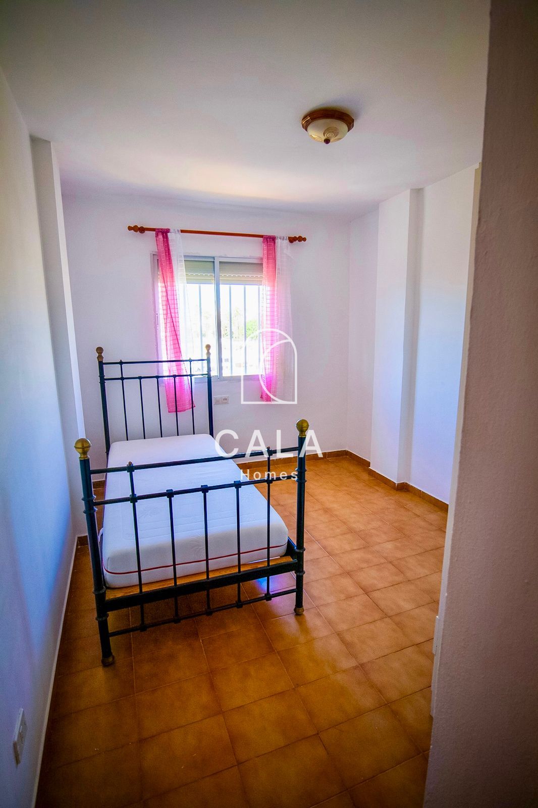 Apartamento de tres dormitorios en primera línea de mar con vistas al océano y a la ciudad, en pleno centro de Los Cristianos.