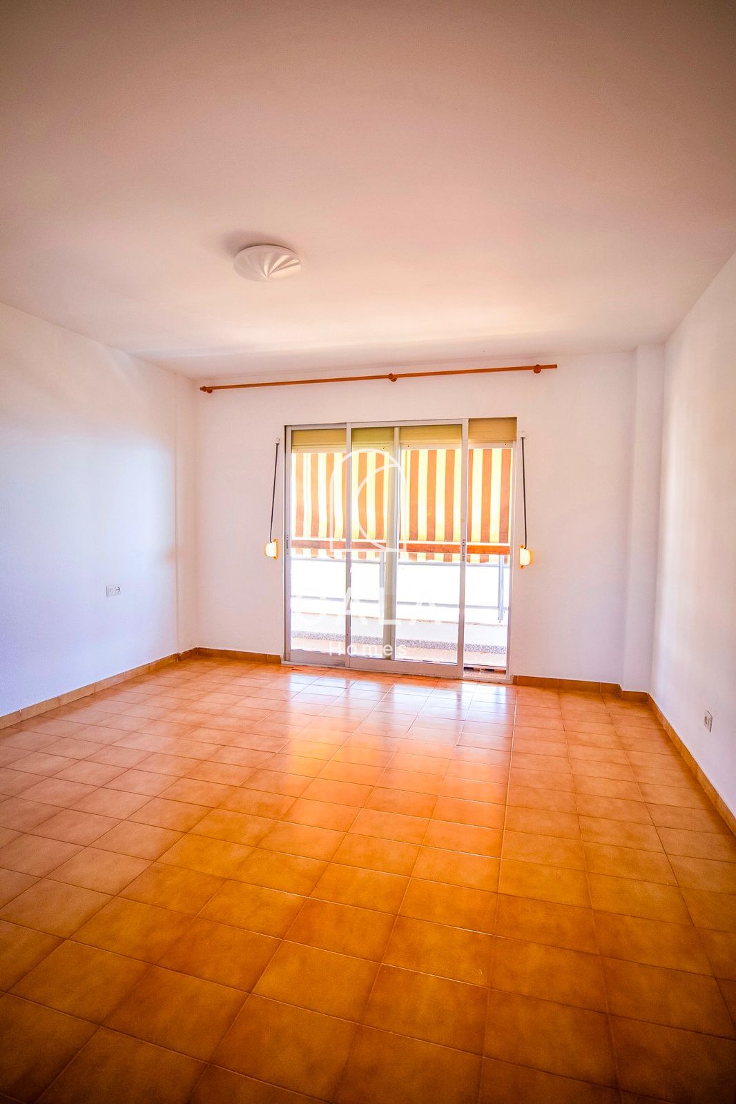 Apartamento de tres dormitorios en primera línea de mar con vistas al océano y a la ciudad, en pleno centro de Los Cristianos.