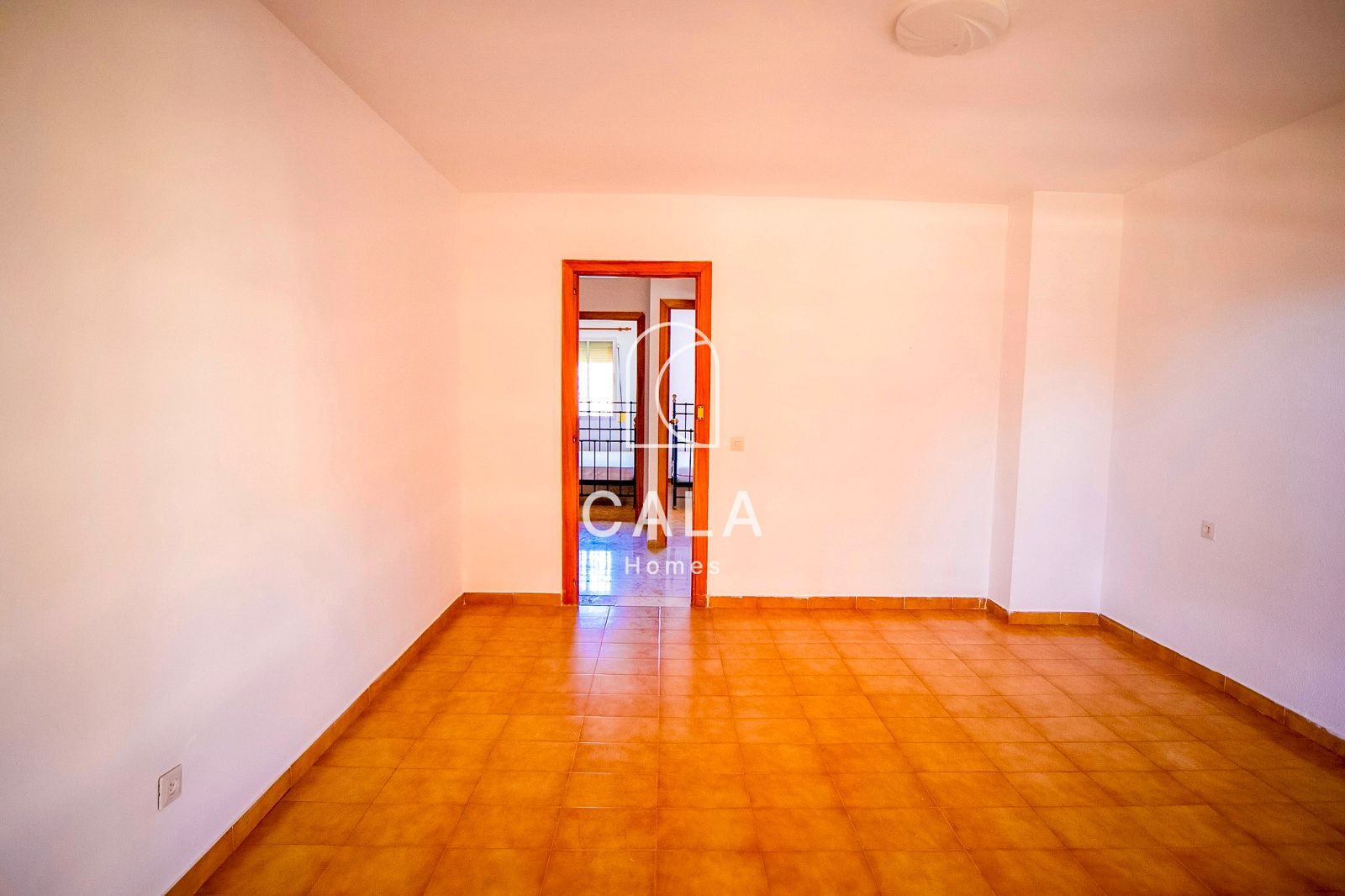 Apartamento de tres dormitorios en primera línea de mar con vistas al océano y a la ciudad, en pleno centro de Los Cristianos.