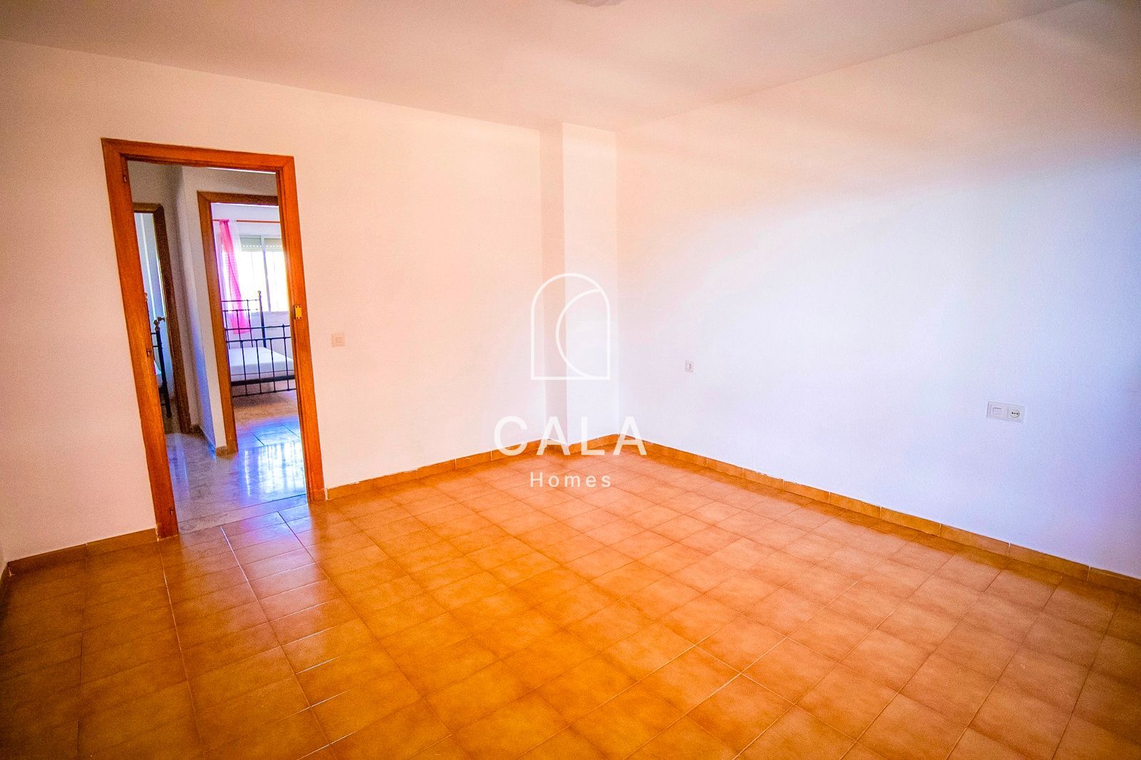 Apartamento de tres dormitorios en primera línea de mar con vistas al océano y a la ciudad, en pleno centro de Los Cristianos.