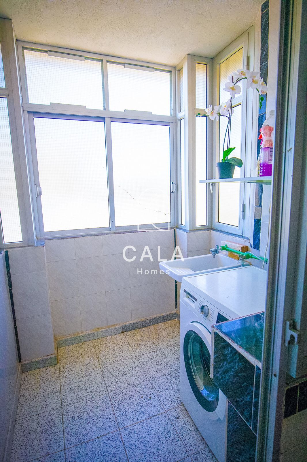 Apartamento de tres dormitorios en primera línea de mar con vistas al océano y a la ciudad, en pleno centro de Los Cristianos.
