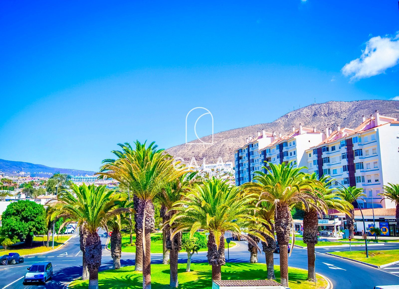 Apartamento de tres dormitorios en primera línea de mar con vistas al océano y a la ciudad, en pleno centro de Los Cristianos.