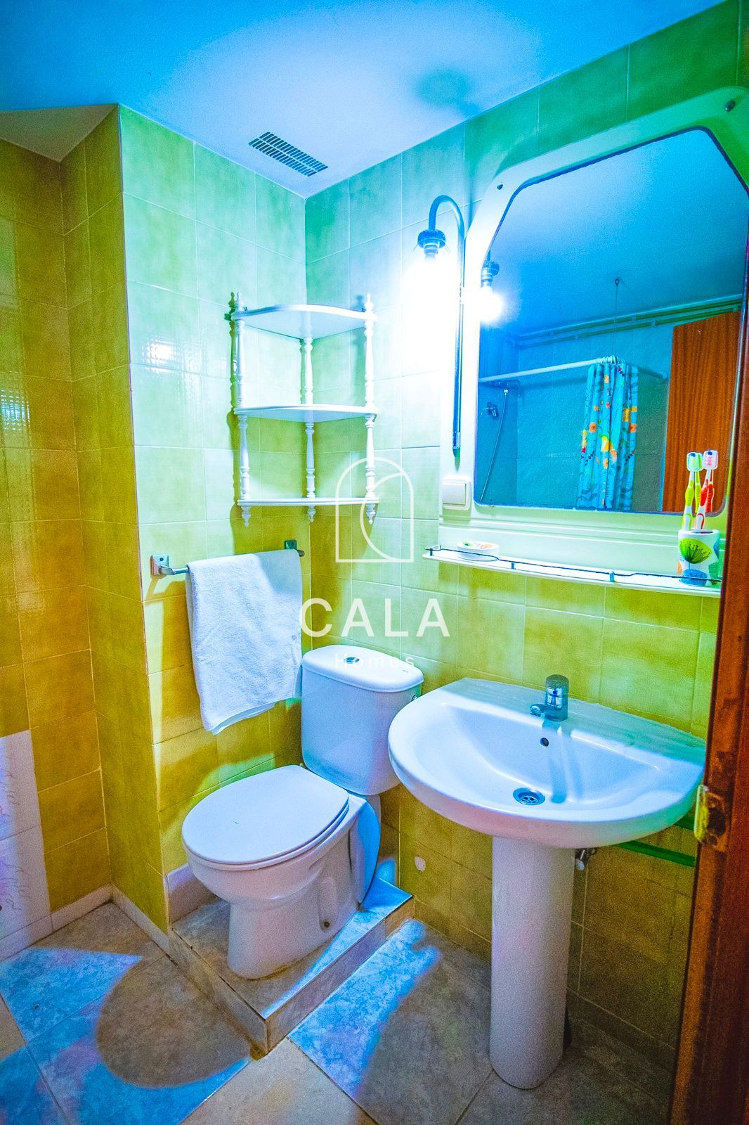 Apartamento de tres dormitorios en primera línea de mar con vistas al océano y a la ciudad, en pleno centro de Los Cristianos.