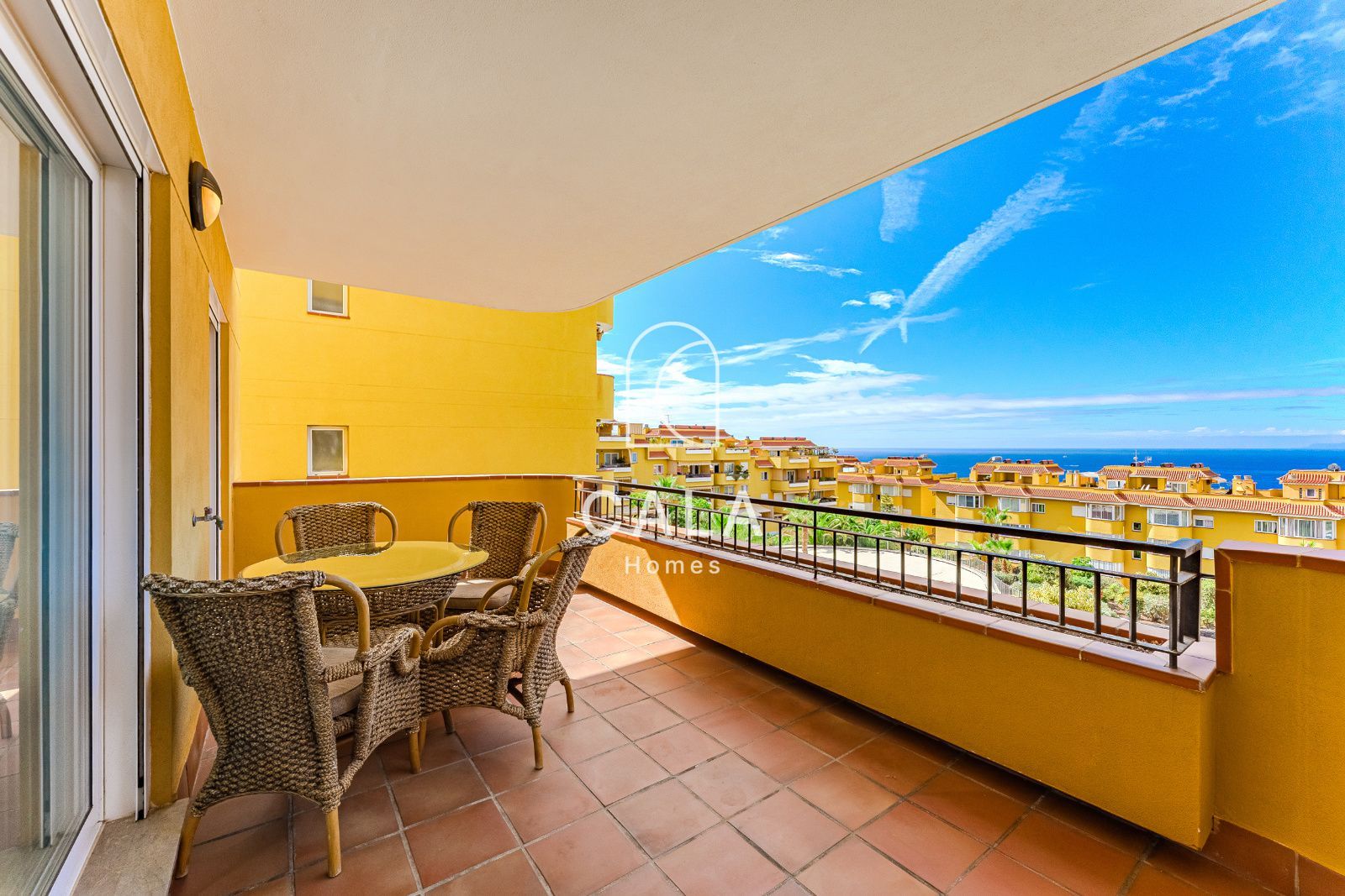 Apartamento de 2 dormitorios en uno de los mejores complejos de Puerto de Santiago con vistas impresionantes al océano