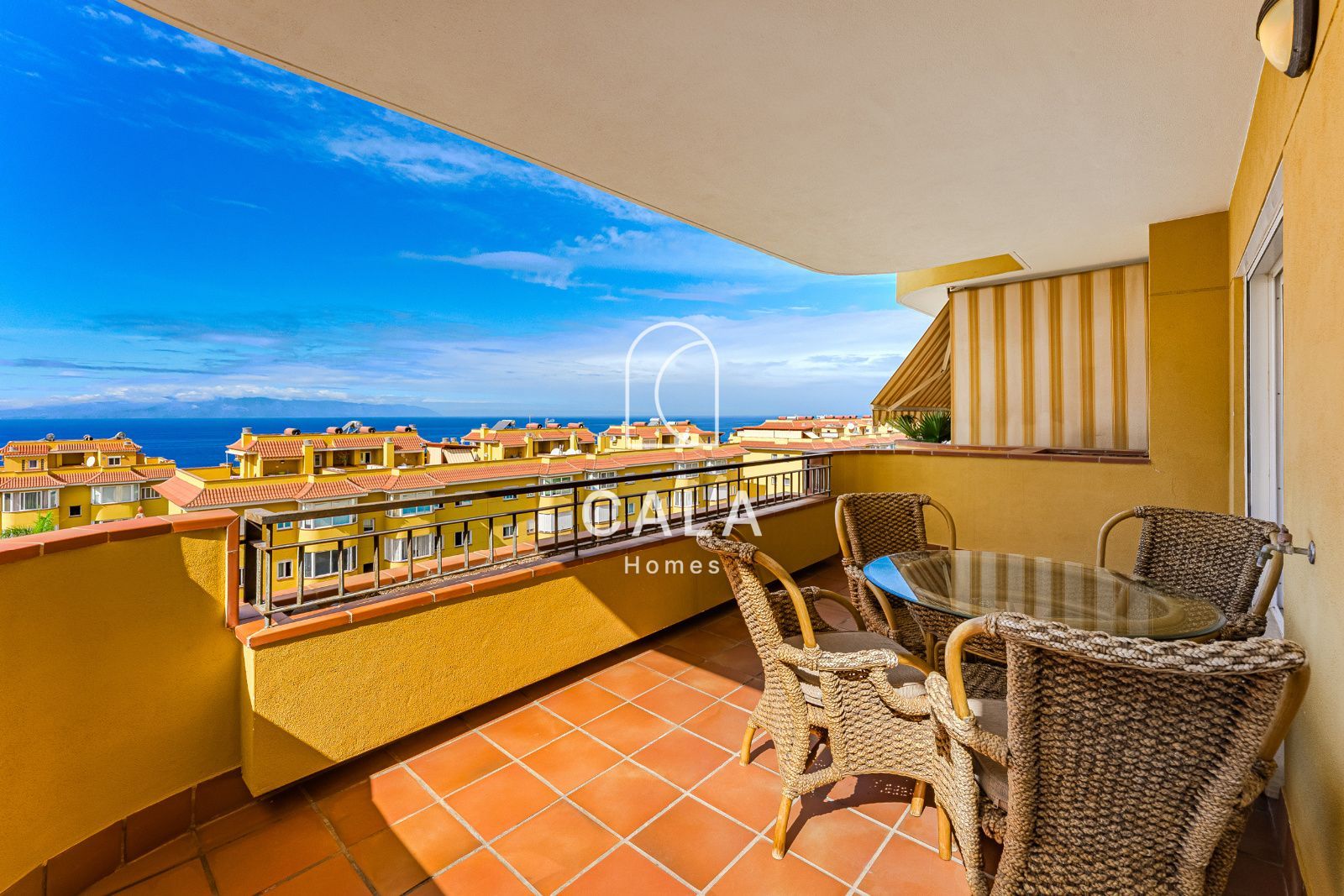 Apartamento de 2 dormitorios en uno de los mejores complejos de Puerto de Santiago con vistas impresionantes al océano