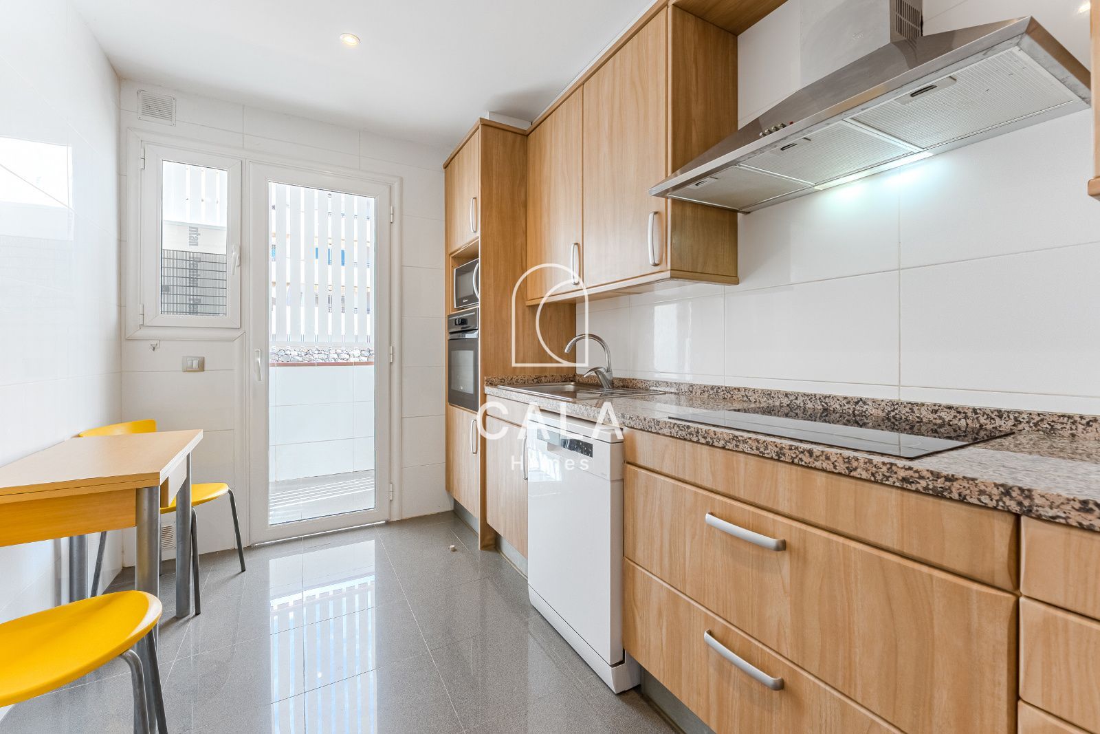 Apartamento de 2 dormitorios en uno de los mejores complejos de Puerto de Santiago con vistas impresionantes al océano