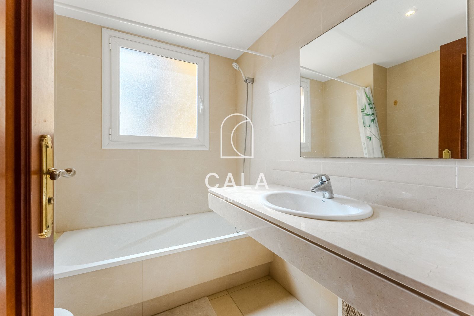 Apartamento de 2 dormitorios en uno de los mejores complejos de Puerto de Santiago con vistas impresionantes al océano