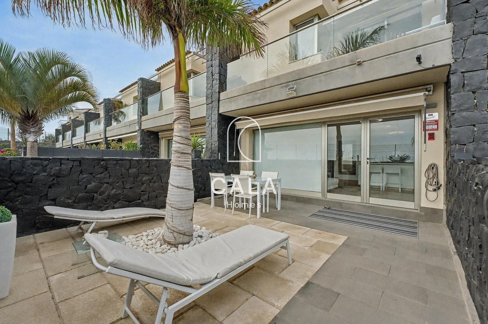 Exclusive villa with stunning front-line sea views.