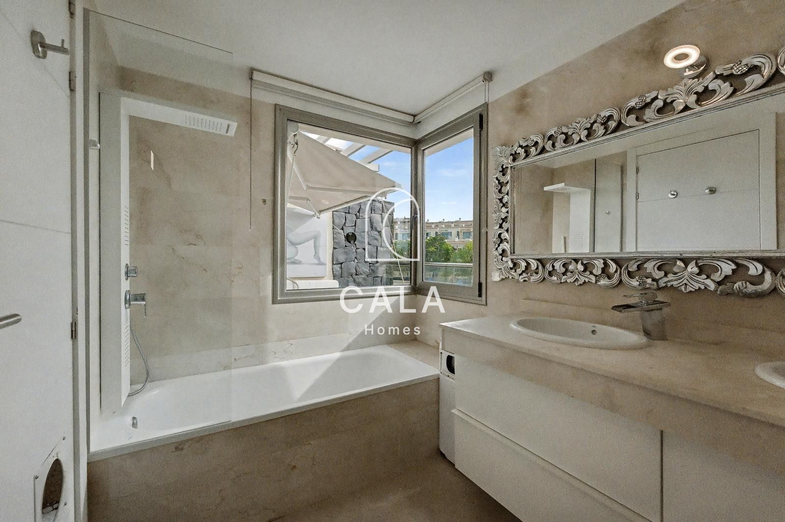 Exclusive villa with stunning front-line sea views.