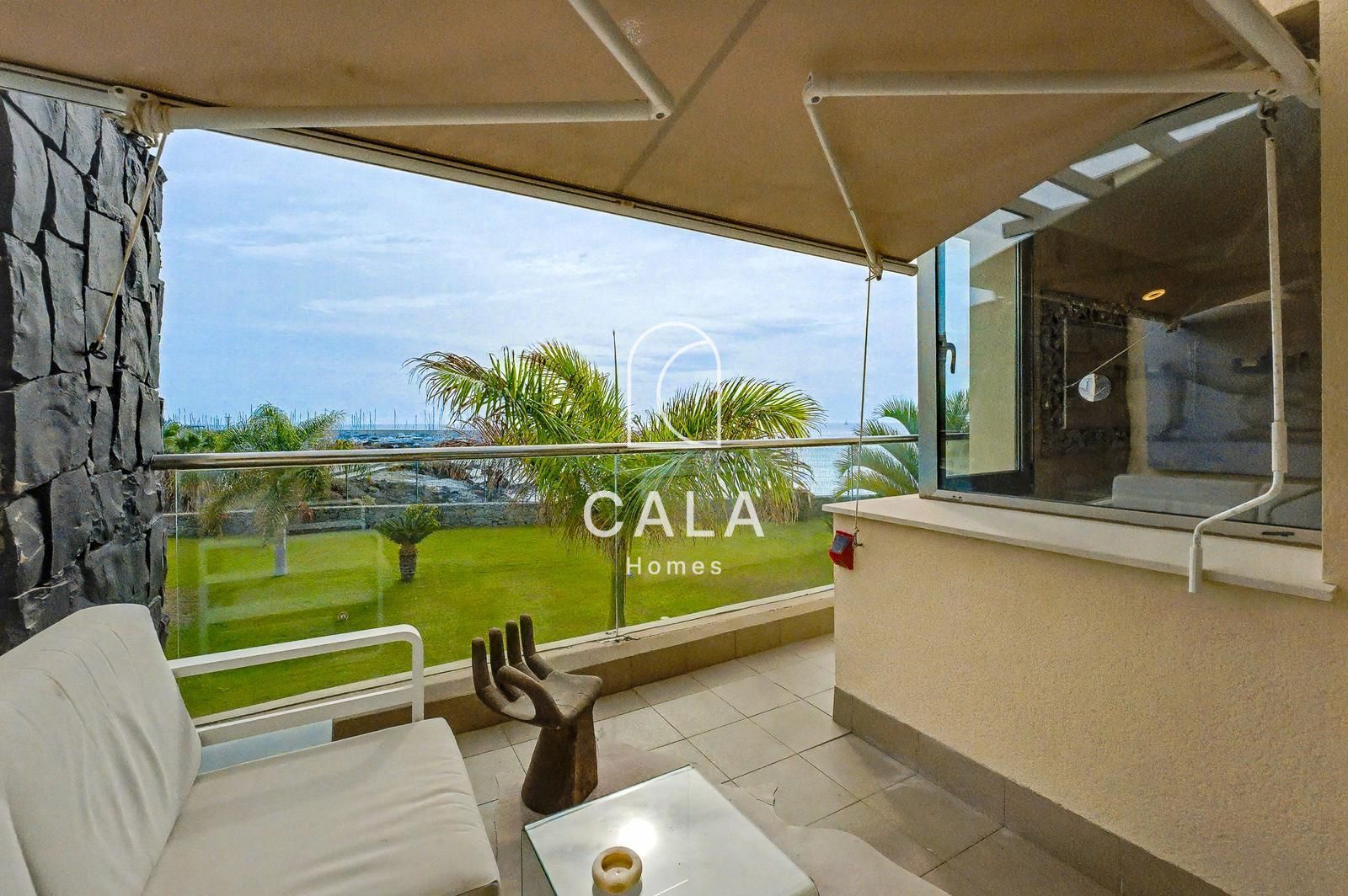 Exclusive villa with stunning front-line sea views.