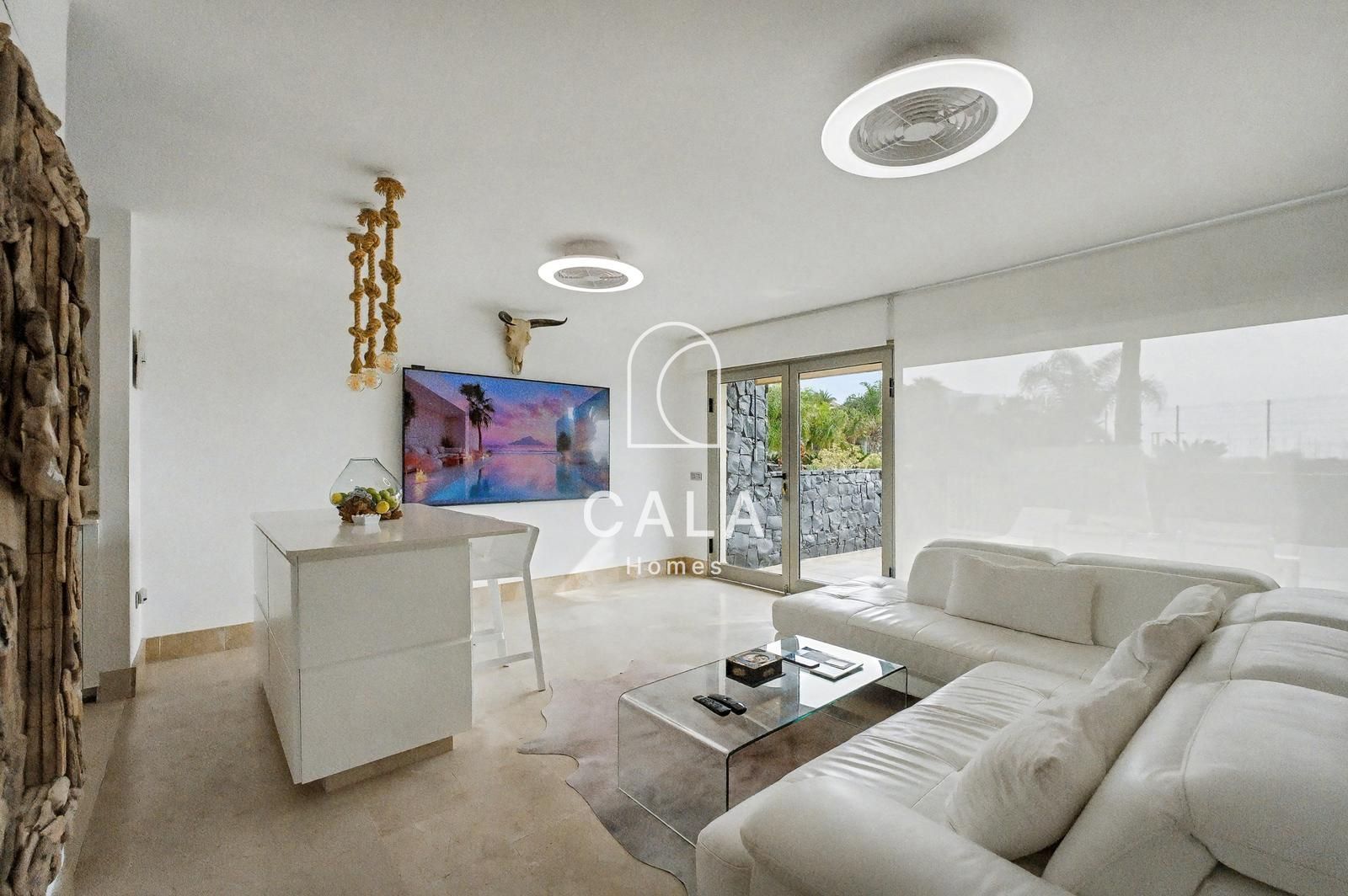 Exclusive villa with stunning front-line sea views.