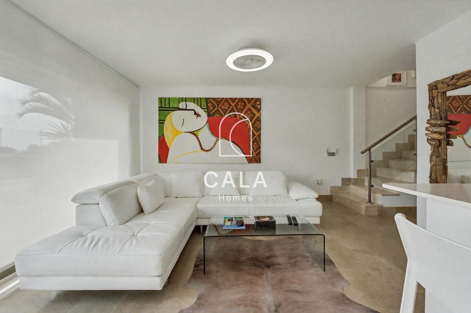 Exclusive villa with stunning front-line sea views.