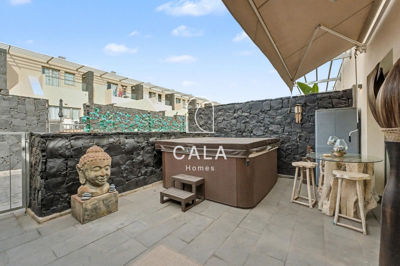 Exclusive villa with stunning front-line sea views.