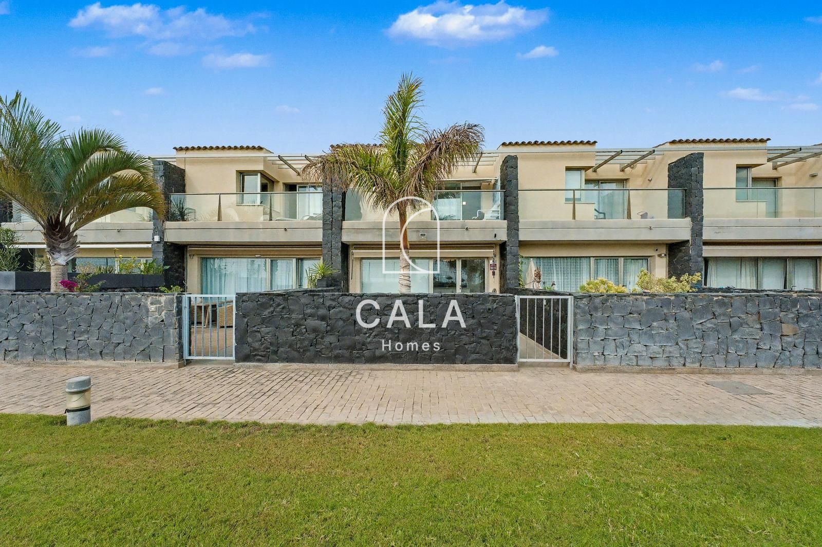Exclusive villa with stunning front-line sea views.