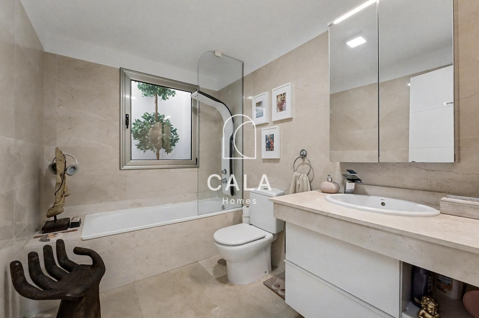 Exclusive villa with stunning front-line sea views.