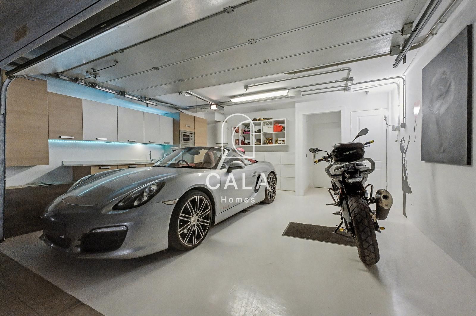 Exclusive villa with stunning front-line sea views.