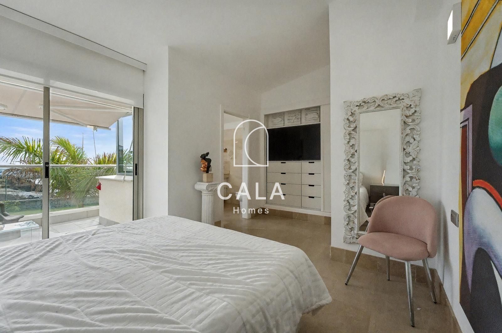 Exclusive villa with stunning front-line sea views.