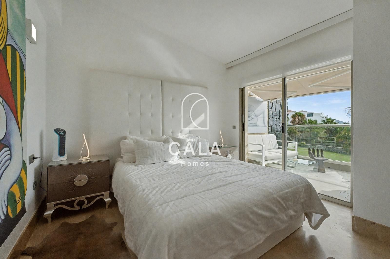 Exclusive villa with stunning front-line sea views.