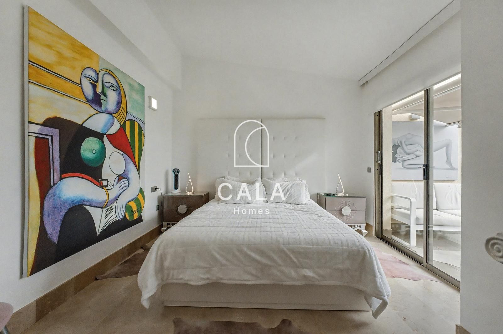 Exclusive villa with stunning front-line sea views.